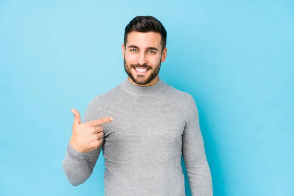 Jonge Blanke Man Tegen Een Blauwe Achtergrond Geïsoleerde Persoon Wijzend — Stockfoto