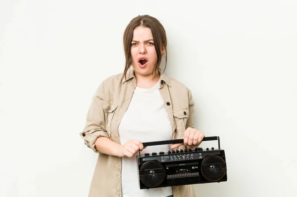 Jeune Femme Courbée Tenant Une Radio Rétro Criant Très Colère — Photo