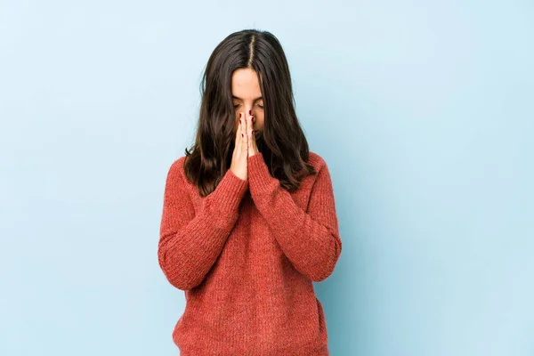 Jovem Mestiça Hispânica Isolado Orando Mostrando Devoção Pessoa Religiosa Procura — Fotografia de Stock