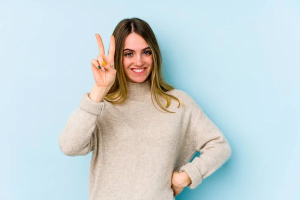 Mulher Caucasiana Jovem Isolado Fundo Azul Mostrando Número Dois Com — Fotografia de Stock