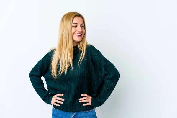 Ung Blond Kvinna Isolerad Vit Bakgrund Säker Att Hålla Händerna — Stockfoto