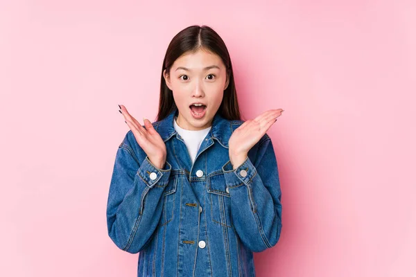 Joven Mujer China Posando Fondo Rosa Aislado Sorprendido Sorprendido —  Fotos de Stock