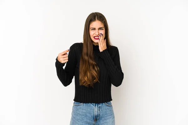 Jeune Femme Caucasienne Isolée Sur Fond Blanc Ayant Une Forte — Photo