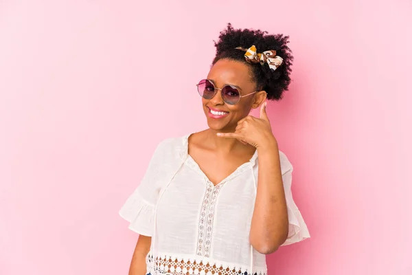 Ung Afrikansk Amerikansk Hipster Kvinna Isolerad Visar Mobiltelefon Gest Med — Stockfoto