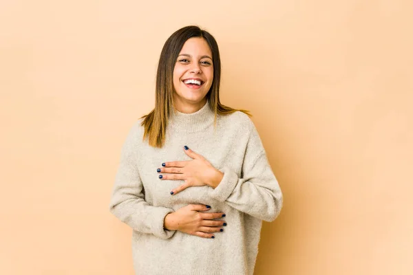 Mujer Joven Aislada Sobre Fondo Beige Ríe Felizmente Divierte Manteniendo —  Fotos de Stock