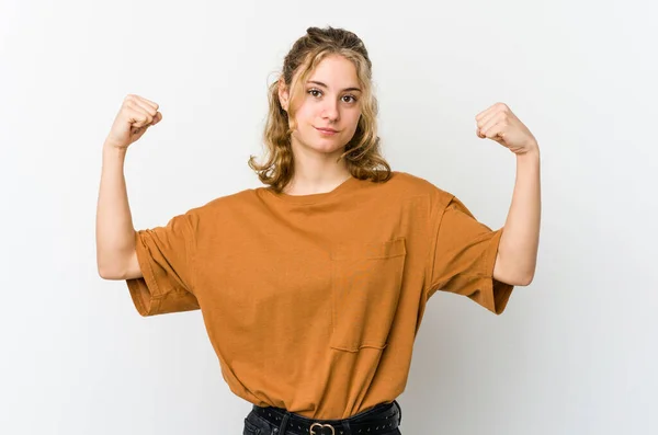 女性の力の象徴である腕を持つ強さのジェスチャーを示す白い背景に若い白人女性 — ストック写真