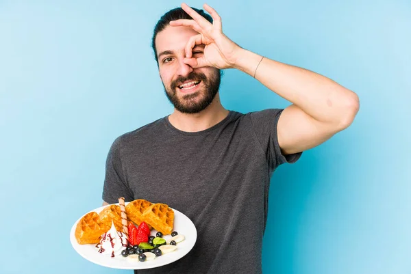 Joven Hombre Caucásico Comiendo Postre Gofre Aislado Emocionado Manteniendo Gesto — Foto de Stock