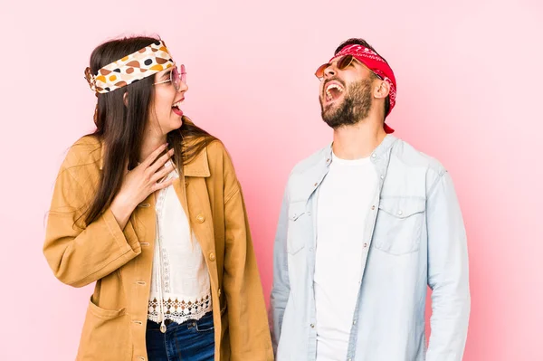 Jong Kaukasisch Paar Dragen Van Een Muziekfestival Kleding Geïsoleerd Lacht — Stockfoto