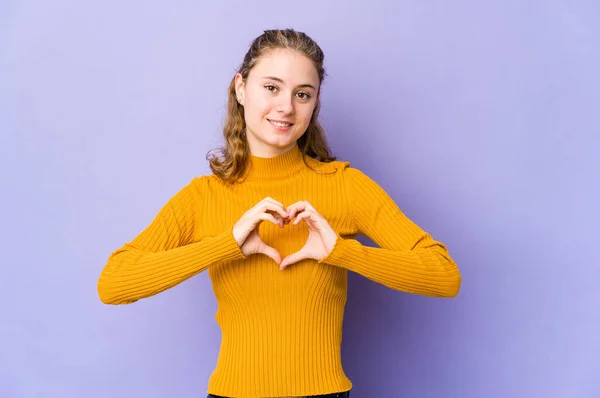 Jovem Caucasiana Fundo Roxo Sorrindo Mostrando Uma Forma Coração Com — Fotografia de Stock