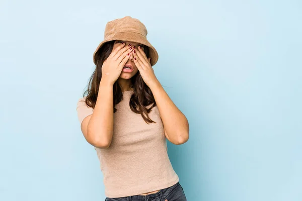 Mujer Hispana Joven Mestiza Aislada Con Miedo Cubriendo Los Ojos — Foto de Stock