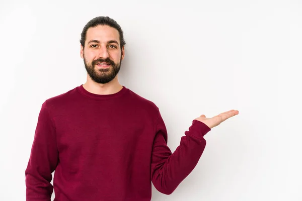 Jovem Homem Cabelo Longo Isolado Fundo Branco Mostrando Espaço Cópia — Fotografia de Stock