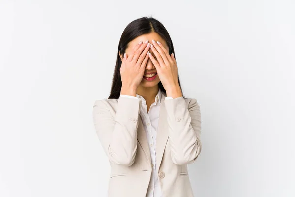 Jovem Chinesa Empresária Isolada Cobre Olhos Com Mãos Sorri Amplamente — Fotografia de Stock