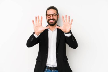 Beyaz arka planda izole edilmiş beyaz bir iş adamı on numarayı elleriyle gösteriyor..
