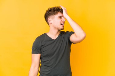  Bir şeyi unutuyorsun. Avuç içi ve kapalı gözlerle alnına vuruyorsun..