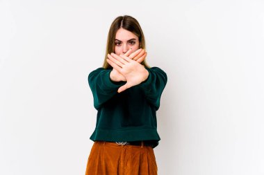 Beyaz arka planda izole edilmiş beyaz bir kadın inkar jesti yapıyor.