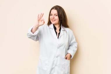 Genç doktor. Neşeli ve kendinden emin. İyi niyet gösteriyor..