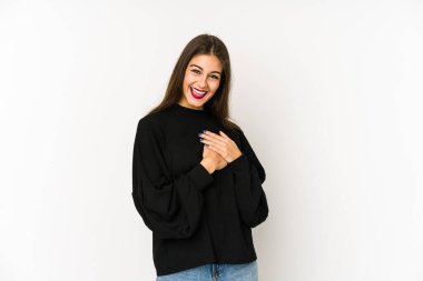 Beyaz arka planda izole edilmiş beyaz tenli genç bir kadın, dostane bir ifadeye sahip, avuçlarını göğsüne bastırıyor. Aşk konsepti.