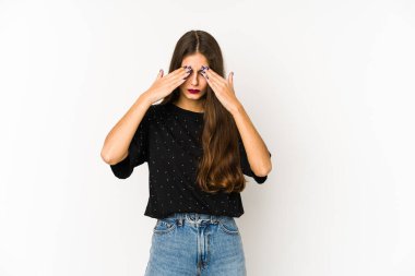 Beyaz arka planda izole edilmiş beyaz bir kadın baş ağrısı çekiyor, yüzüne dokunuyor..