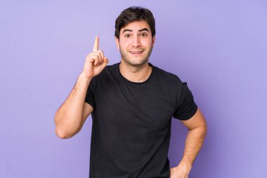 Mor arka planda izole edilmiş genç bir adamın bir fikri, ilham konsepti var..