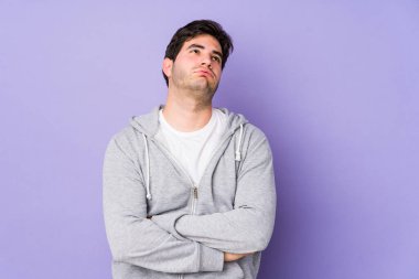 Mor arka planda izole edilmiş genç adam tekrarlanan bir görevden yoruldu..