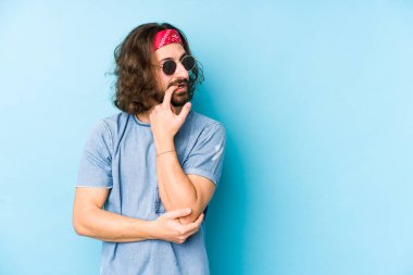 Genç, uzun saçlı, festival hipster 'ı giyen bir adam izole olmuş görünüyor. Bir şeyin fotokopi odasına baktığını düşünerek rahatlamış görünüyor..