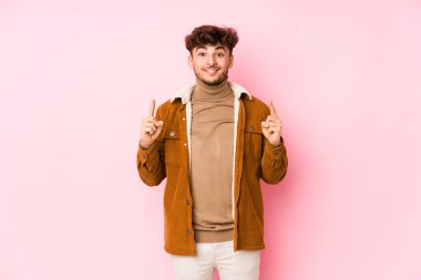 Yalnız poz veren genç bir Arap. 