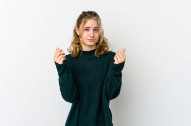 Beyaz arka plandaki genç beyaz kadın parasız olduğunu gösteriyor..