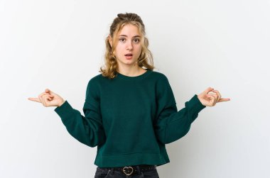 Beyaz arka plandaki genç beyaz kadın farklı fotokopi alanlarını gösteriyor, birini seçiyor, parmaklarıyla gösteriyor..