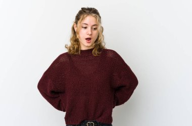 Beyaz arka plandaki genç beyaz kadın gördüğü bir şey yüzünden şoka uğruyor..