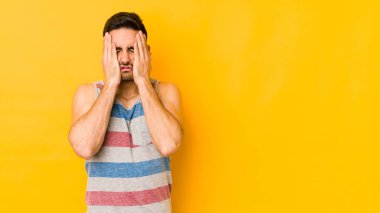 Kafkasyalı genç adam sarı fırında izole edilmiş sızlanıyor ve ağlıyordu..