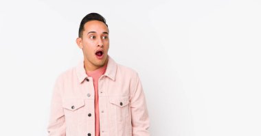 Genç Latin bir adam gördüğü bir şey yüzünden şok olmuş gibi davranıyor..