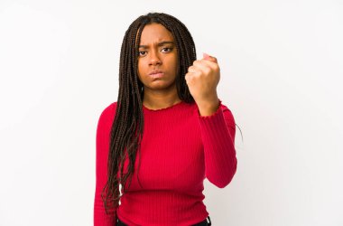 Genç Afrikalı Amerikalı kadın yalnız başına kameraya yumruk atıyor, agresif bir yüz ifadesi var..