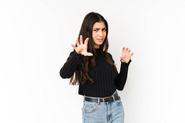 Mor arka planda izole edilmiş genç Hintli kadın pençelerini bir kediyi taklit ederken gösteriyor, agresif bir hareket..