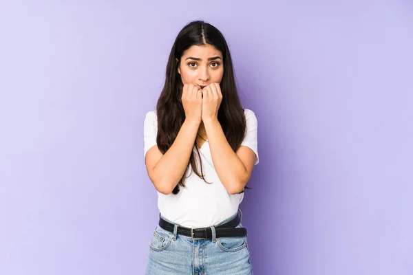 Jonge Indiaanse Vrouw Geïsoleerd Paarse Achtergrond Bijten Nagels Nerveus Zeer — Stockfoto