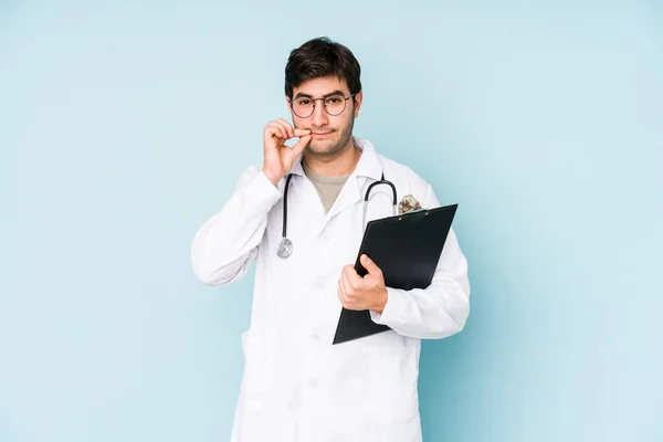 Junger Arzt Isoliert Auf Blauem Hintergrund Mit Fingern Auf Den — Stockfoto