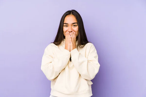 Mujer Joven Aislada Sobre Fondo Púrpura Riendo Algo Cubriendo Boca — Foto de Stock