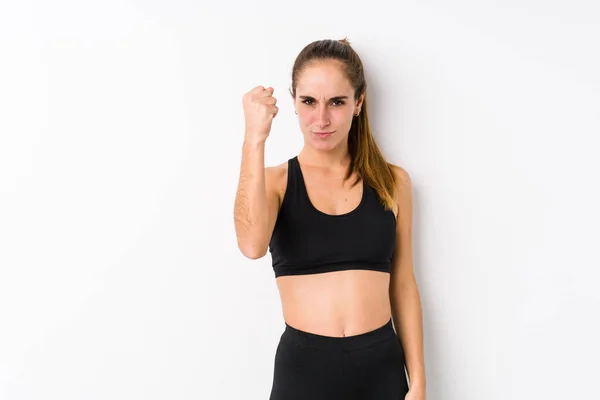Junge Kaukasische Fitness Frau Posiert Vor Weißem Hintergrund Mit Faust — Stockfoto
