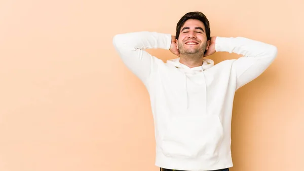 Jongeman Geïsoleerd Beige Achtergrond Gevoel Vertrouwen Met Handen Achter Het — Stockfoto