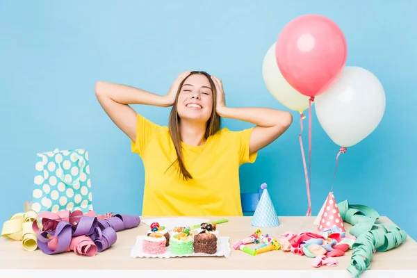 Giovane Donna Caucasica Organizzare Compleanno Ride Gioiosamente Tenendo Mani Sulla — Foto Stock