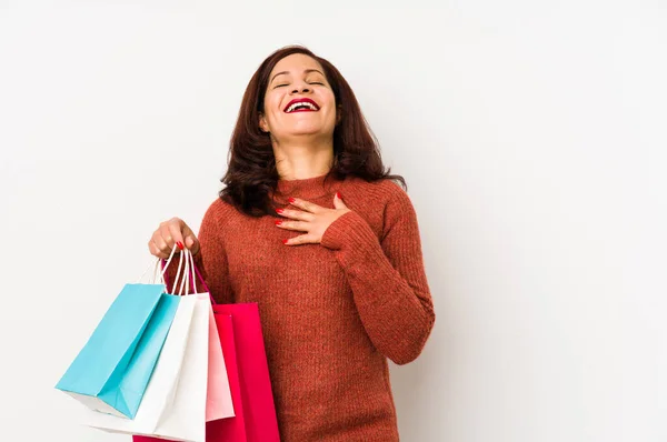 Medelålders Latinamerikansk Kvinna Som Håller Shoppingpåse Isolerad Skrattar Högt Och — Stockfoto