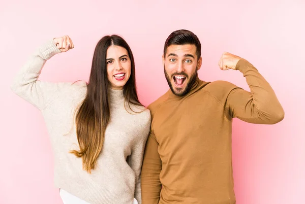 Jovem Casal Caucasiano Isolado Mostrando Gesto Força Com Braços Símbolo — Fotografia de Stock