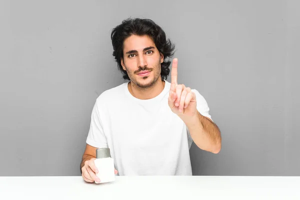 Jongeman Met Aftershave Crème Nummer Één Met Vinger — Stockfoto