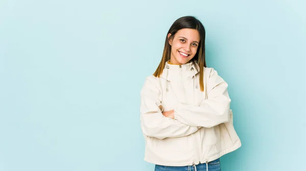 Mujer Joven Aislada Sobre Fondo Azul Que Siente Segura Cruzando — Foto de Stock