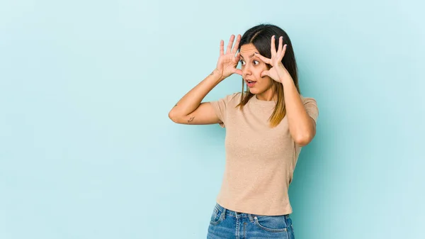 Mujer Joven Aislada Sobre Fondo Azul Manteniendo Los Ojos Abiertos —  Fotos de Stock