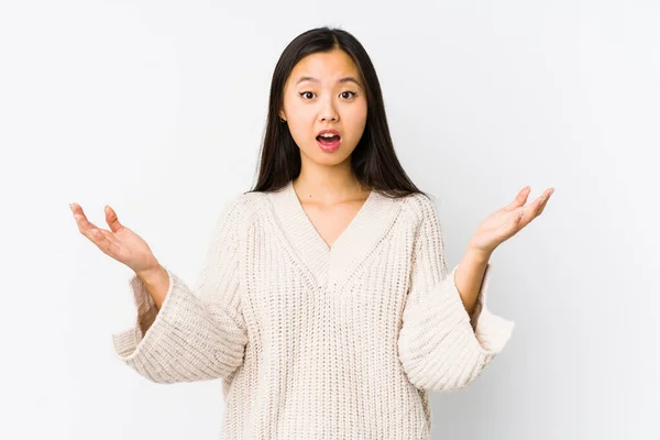 Jovem Chinesa Isolada Recebendo Uma Agradável Surpresa Animada Levantando Mãos — Fotografia de Stock