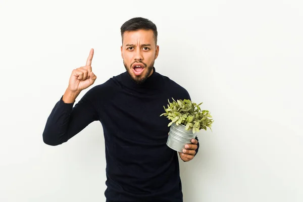 Jonge Zuid Aziatische Man Met Een Plant Met Een Idee — Stockfoto