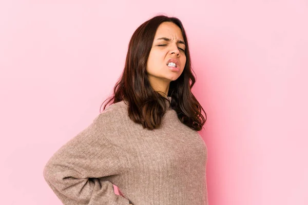 Ung Blandad Ras Latinamerikansk Kvinna Isolerad Lider Ryggsmärta — Stockfoto