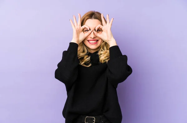 Joven Mujer Rubia Aislada Mostrando Signo Aceptable Sobre Los Ojos — Foto de Stock