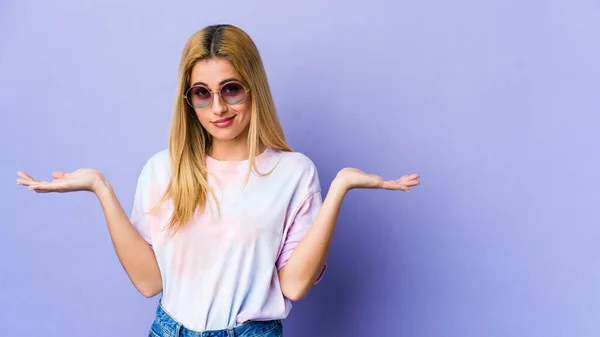 Joven Mujer Hipie Con Gafas Aisladas Sobre Fondo Púrpura Confundida — Foto de Stock