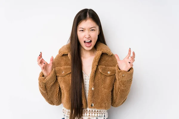 Joven Mujer China Posando Fondo Blanco Aislado Gritando Rabia — Foto de Stock